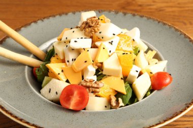 Taze salata tabağı ile karışık yeşillik