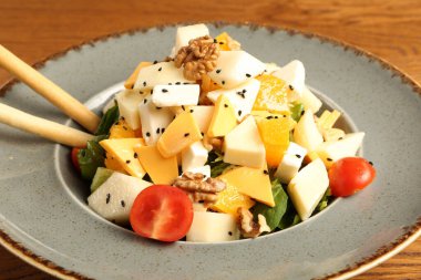 Taze salata tabağı ile karışık yeşillik