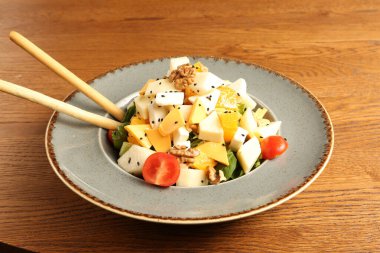 Taze salata tabağı ile karışık yeşillik