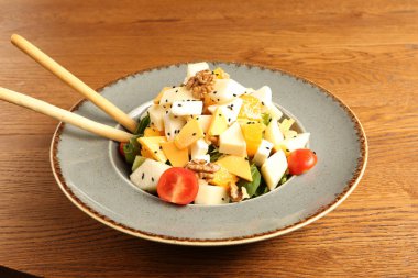 Taze salata tabağı ile karışık yeşillik