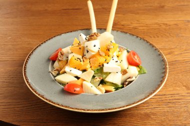 Taze salata tabağı ile karışık yeşillik