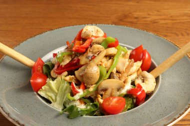 Taze salata tabağı ile karışık yeşillik