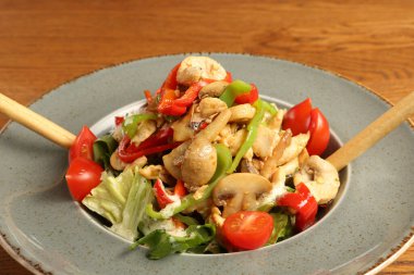 Taze salata tabağı ile karışık yeşillik