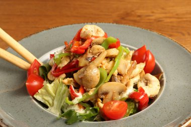 Taze salata tabağı ile karışık yeşillik