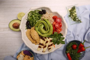 Taze salata tabağı ile karışık yeşillik