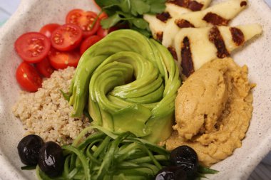 Taze salata tabağı ile karışık yeşillik