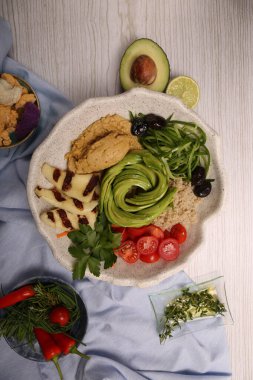 Taze salata tabağı ile karışık yeşillik