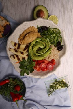 Taze salata tabağı ile karışık yeşillik