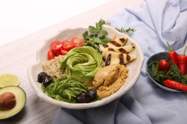 Taze salata tabağı ile karışık yeşillik