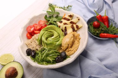 Taze salata tabağı ile karışık yeşillik