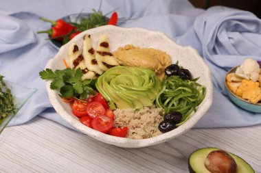 Taze salata tabağı ile karışık yeşillik