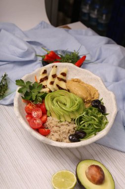 Taze salata tabağı ile karışık yeşillik