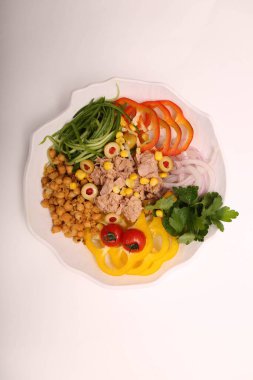 Taze salata tabağı ile karışık yeşillik