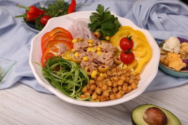 Taze salata tabağı ile karışık yeşillik