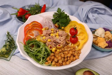 Taze salata tabağı ile karışık yeşillik