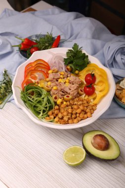 Taze salata tabağı ile karışık yeşillik