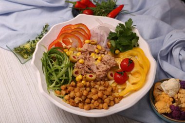 Taze salata tabağı ile karışık yeşillik