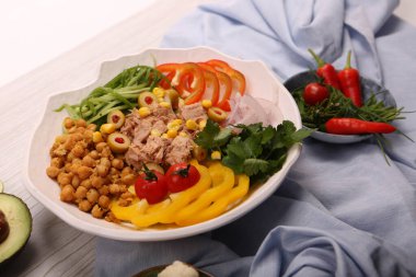 Taze salata tabağı ile karışık yeşillik