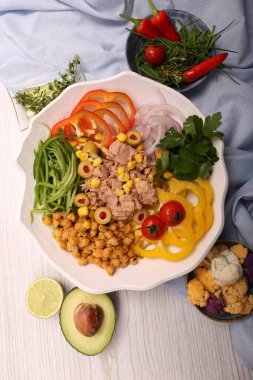 Taze salata tabağı ile karışık yeşillik