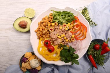 Taze salata tabağı ile karışık yeşillik