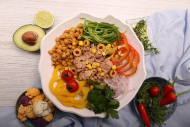 Taze salata tabağı ile karışık yeşillik