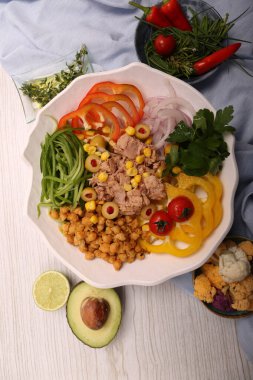 Taze salata tabağı ile karışık yeşillik