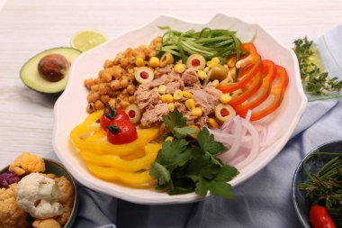 Taze salata tabağı ile karışık yeşillik