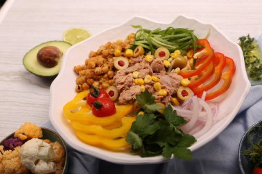 Taze salata tabağı ile karışık yeşillik