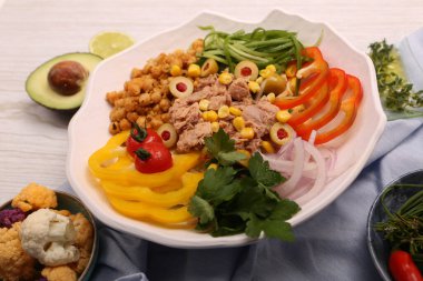 Taze salata tabağı ile karışık yeşillik