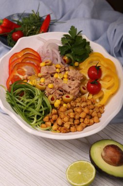 Taze salata tabağı ile karışık yeşillik