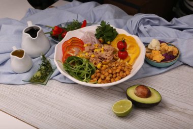 Taze salata tabağı ile karışık yeşillik