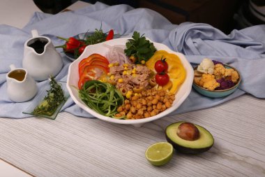 Taze salata tabağı ile karışık yeşillik