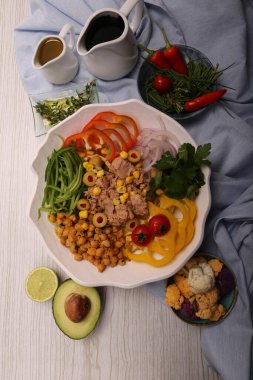 Taze salata tabağı ile karışık yeşillik