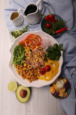 Taze salata tabağı ile karışık yeşillik