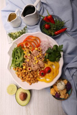 Taze salata tabağı ile karışık yeşillik