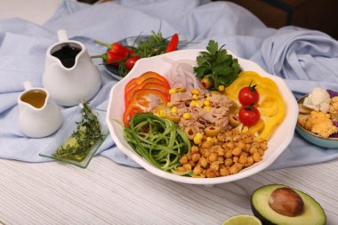 Taze salata tabağı ile karışık yeşillik