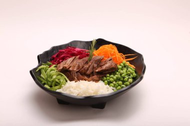 Taze salata tabağı ile karışık yeşillik