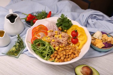 Taze salata tabağı ile karışık yeşillik