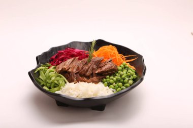 Taze salata tabağı ile karışık yeşillik