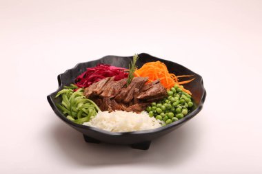 Taze salata tabağı ile karışık yeşillik