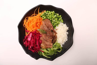 Taze salata tabağı ile karışık yeşillik