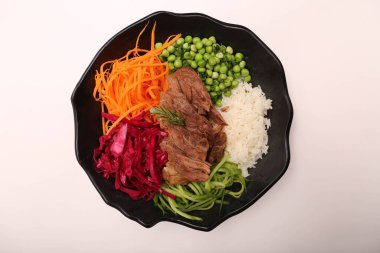 Taze salata tabağı ile karışık yeşillik