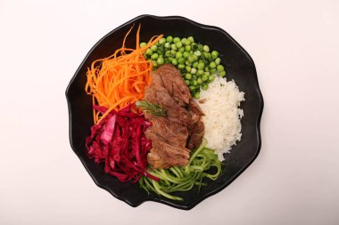 Taze salata tabağı ile karışık yeşillik