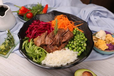 Taze salata tabağı ile karışık yeşillik