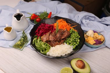 Taze salata tabağı ile karışık yeşillik