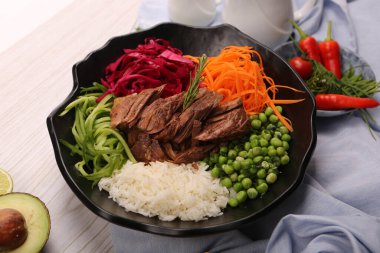 Taze salata tabağı ile karışık yeşillik