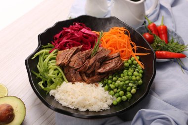 Taze salata tabağı ile karışık yeşillik