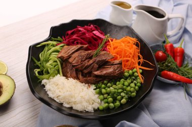 Taze salata tabağı ile karışık yeşillik