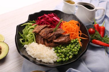 Taze salata tabağı ile karışık yeşillik