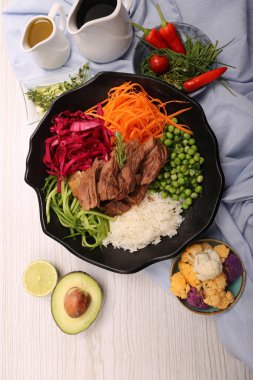 Taze salata tabağı ile karışık yeşillik